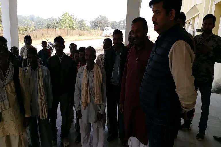 Villagers complain about Forest Department officers to Panna Collector