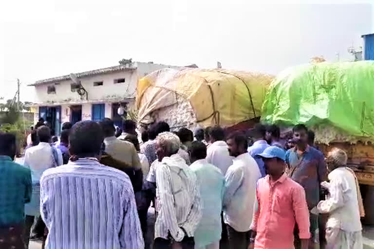 COTTON FARMERS PROTEST AT MUNUGODU CCI CENTER