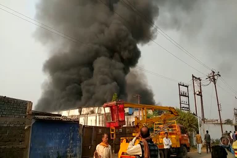 heavy fire in urkura polymer plastic factory in raipur