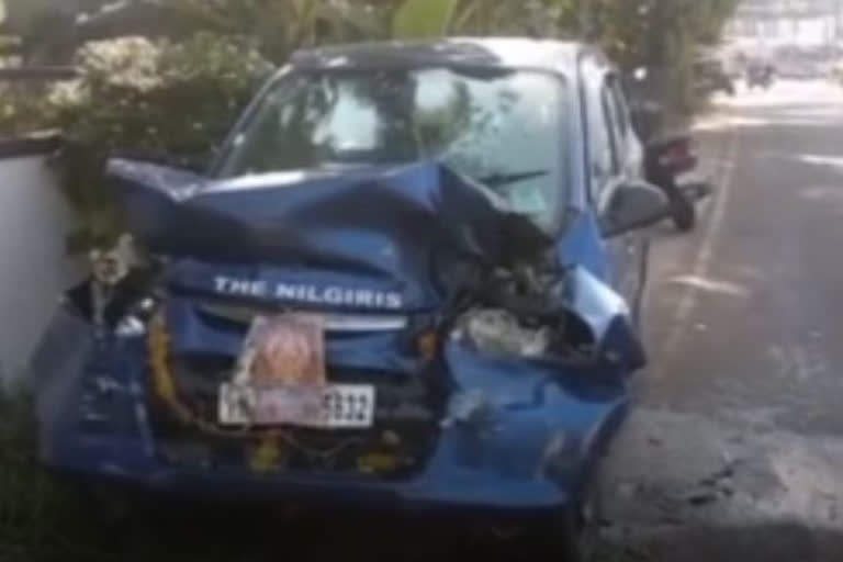 sabarimala pilgrims vehicle accident അയ്യപ്പ ഭക്തര്‍ സഞ്ചരിച്ച കാറും ലോറിയും കൂട്ടിയിടിച്ചു; അഞ്ച് പേര്‍ക്ക് പരിക്ക്