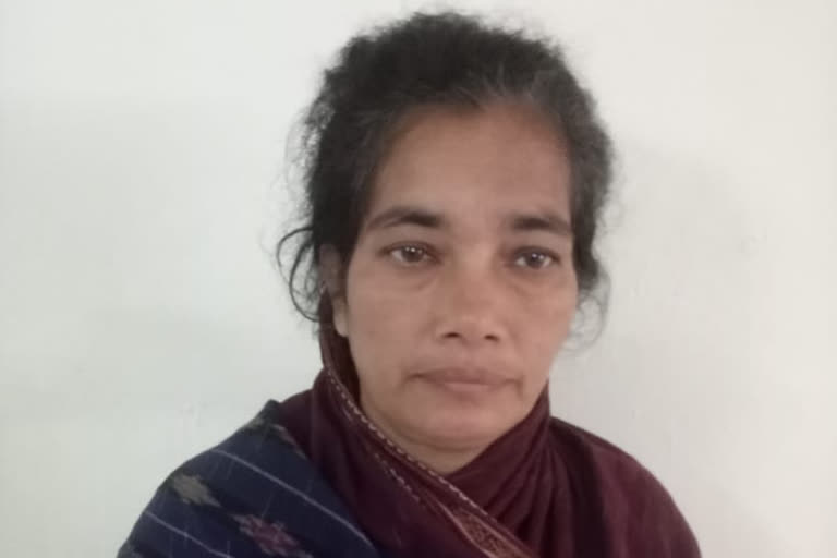 woman arrested for fake notes  fake notes seized in Andra pradesh  counterfeit notes in West Godhavari  woman arrest in Tanuku railway station  വ്യാജ നോട്ടുകളുമായി ഒരാൾ പിടിയിൽ  ആന്ധ്രയിൽ വ്യാജ നോട്ടുകൾ  പശ്ചിമ ഗോദാവരിയിൽ വ്യാജനോട്ടുകൾ  തനുക്കു റെയിൽ‌വെ സ്റ്റേഷൻ റോഡ്  ആന്ധ്രാ പ്രദേശ്