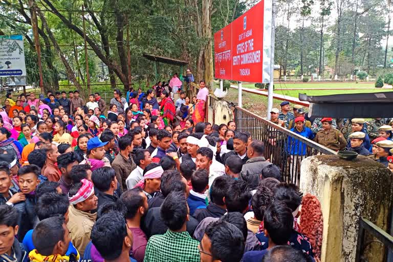 তিনিচুকীয়াত প্ৰতিবাদকাৰীলৈ লক্ষ্য কৰি আৰক্ষীৰ গুলীচালনা