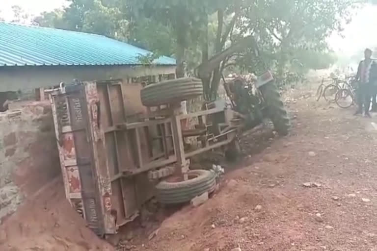 Sand Tractor-Trolley overturned