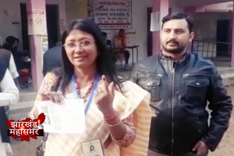 Political news of JMM candidate Mahua Majhi, Jharkhand Assembly Election, Polling Booth, Jharkhand, जेएमएम प्रत्याशी महुआ माजी,  झारखंड विधानसभा चुनाव, पोलिंग बूथ, झारखंड की राजनीतिक खबरें