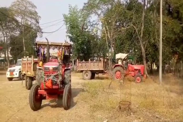 Tractor-trolley excavating illegal sand seized in khargone