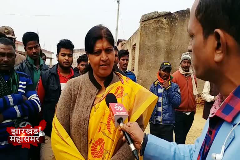 Political news of Jharkhand, BJP candidate Neera Yadav, Jharkhand Assembly Election, Polling Booth, बीजेपी प्रत्याशी नीरा यादव,  झारखंड विधानसभा चुनाव, पोलिंग बूथ, झारखंड की राजनीतिक खबरें