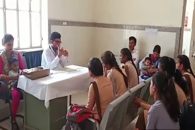 छात्राओं का चिकित्सालय भ्रमण, Girl students visited hospital