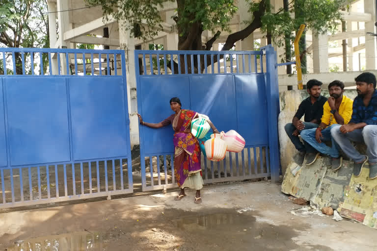 பொதுமக்கள் தண்ணீர் தொட்டியில் குடிநீர் பிடிக்க சூயெஸ் நிறுவனம் எதிர்ப்பு