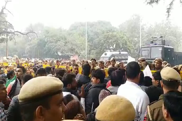 People took out foot march in support of Swati Maliwal, clash with police in delhi