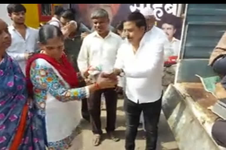 on-the-occasion-of-sharad-pawars-birthday-the-ncp-sold-onion-at-80-paise-in-pune