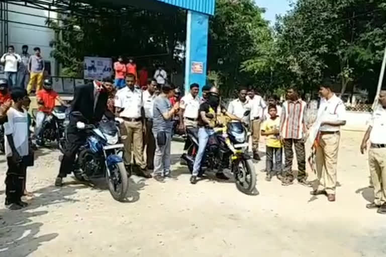 Jadugar Anand rallies bike with blindfolded eyes