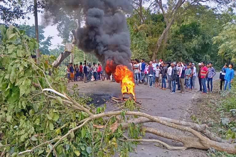 অগ্নিগৰ্ভা অসম: গোলাঘাটত আৰক্ষীৰ শূণ্যলৈ গুলিচালনা