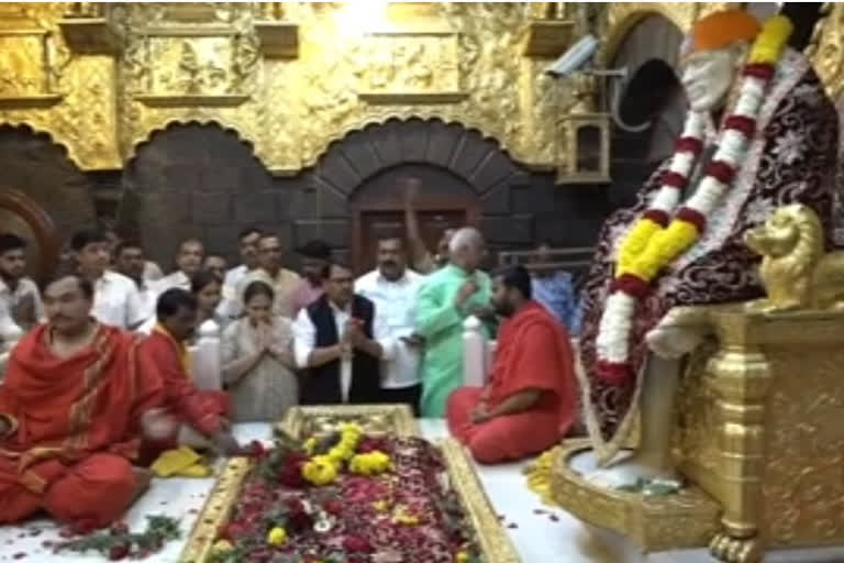 vijay-vaddetiwar-prayed-in-sai-samadhi-temple