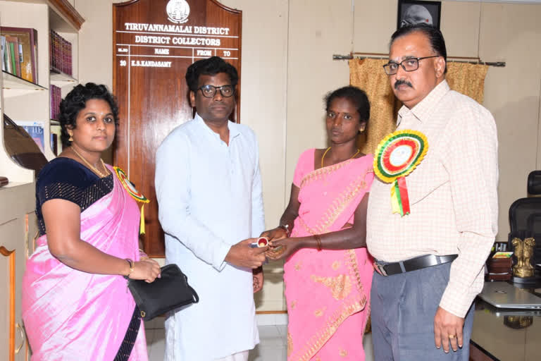 Gold coin for devotees who brought clothes