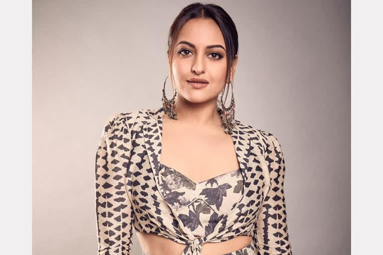 sonakshi sinha, sonakshi sinha news, sonakshi sinha updates, sonakshi sinha give munna badnaam challenge, sonakshi sinha share munna badnaam video, sonakshi sinha dance video share