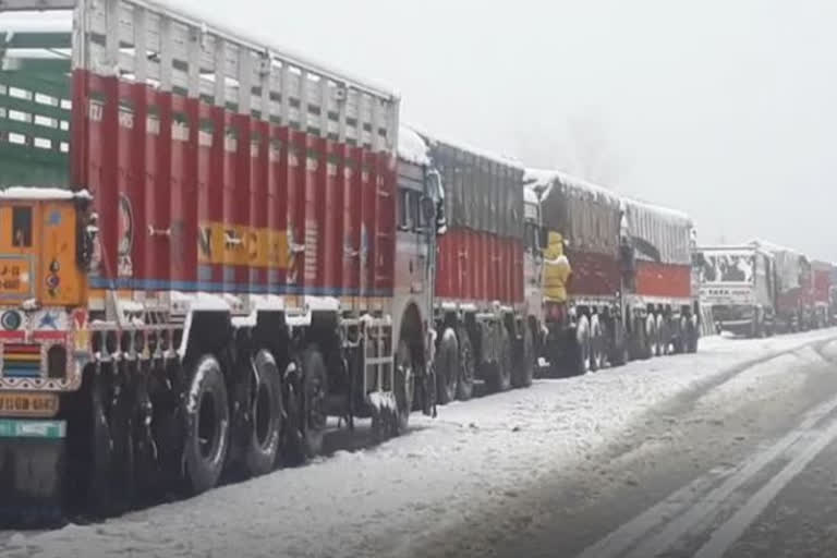 Jammu-Srinagar highway closed due to heavy snowfall in Kashmir