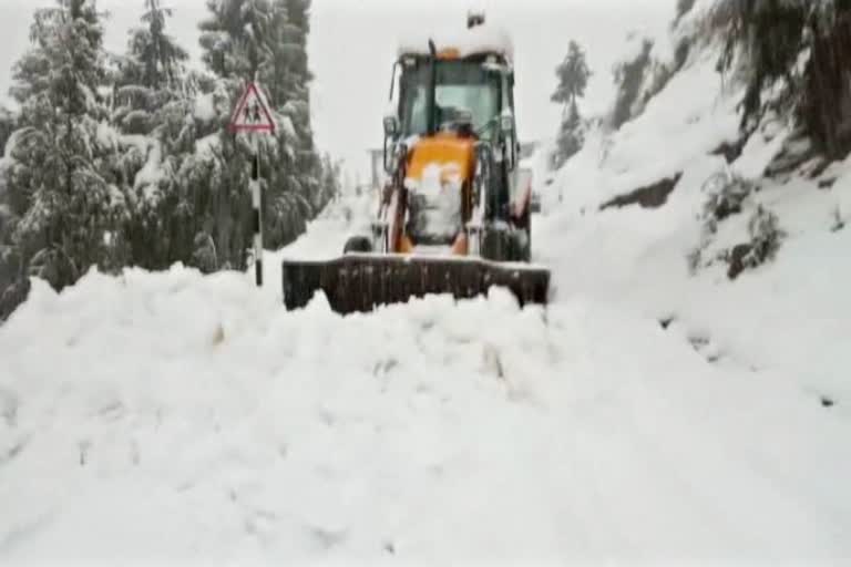 road blocked due to heavy snowfall in chamba