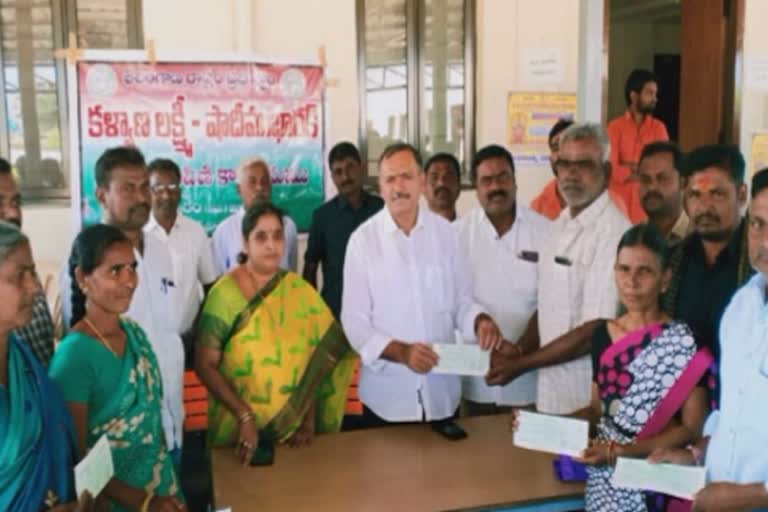 mla gandra venkataramana reddy distribute kalyanalaxmi cheqes