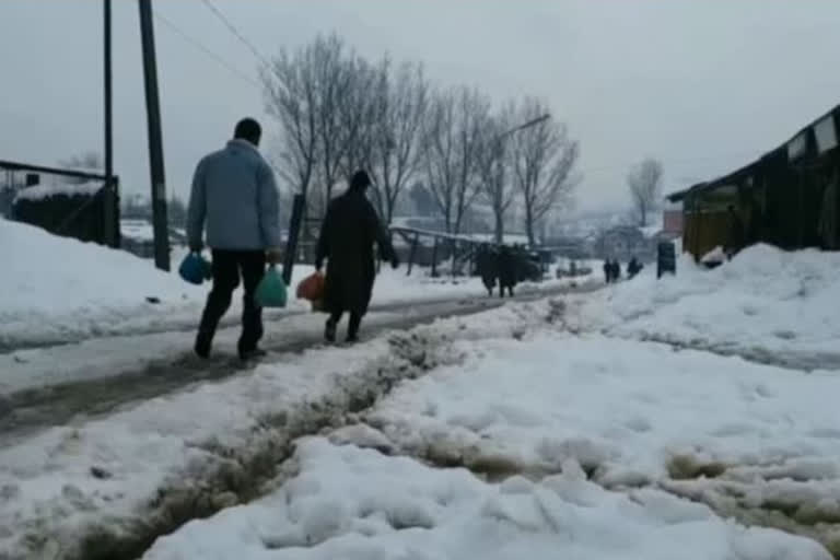 کشتواڑ میں برفباری سے بجلی گل، عوام پریشان