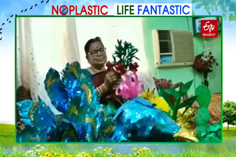 Bhubaneswar woman, Bhubaneswar woman makes beautiful household decoratives, Bhubaneswar woman makes decoratives by using waste plastic, Bhubaneswar woman plastic news, ಭುವನೇಶ್ವರ್‌ ಮಹಿಳೆ, ಅನುಪಯುಕ್ತ ಪ್ಲಾಸ್ಟಿಕ್​ ಬಳಿಸಿ ಮನೆಯ ಅಂದಚೆಂದ ಹೆಚ್ಚಿಸುತ್ತಿರುವ ಭುವನೇಶ್ವರ್​ ಮಹಿಳೆ,  ಭುವನೇಶ್ವರ್​ ಮಹಿಳೆ ಪ್ಲಾಸ್ಟಿಕ್​ ಸುದ್ದಿ,