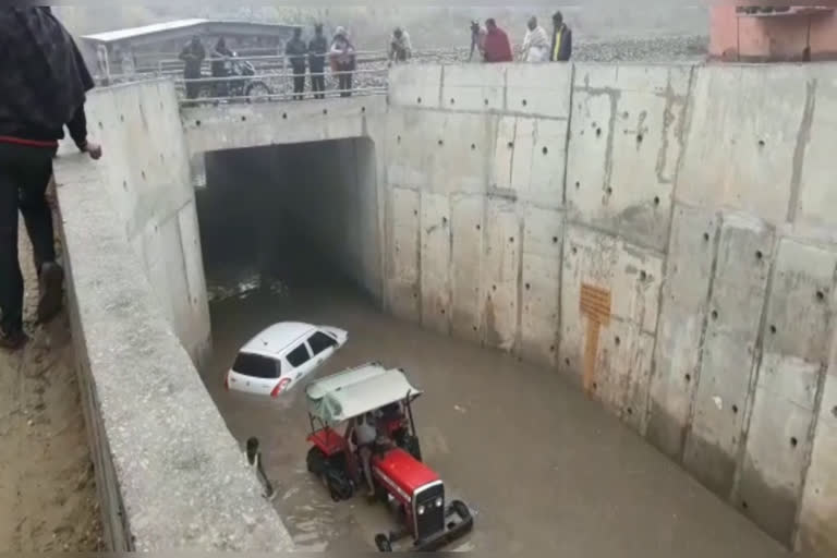 सीकर की खबर, Car stuck in water