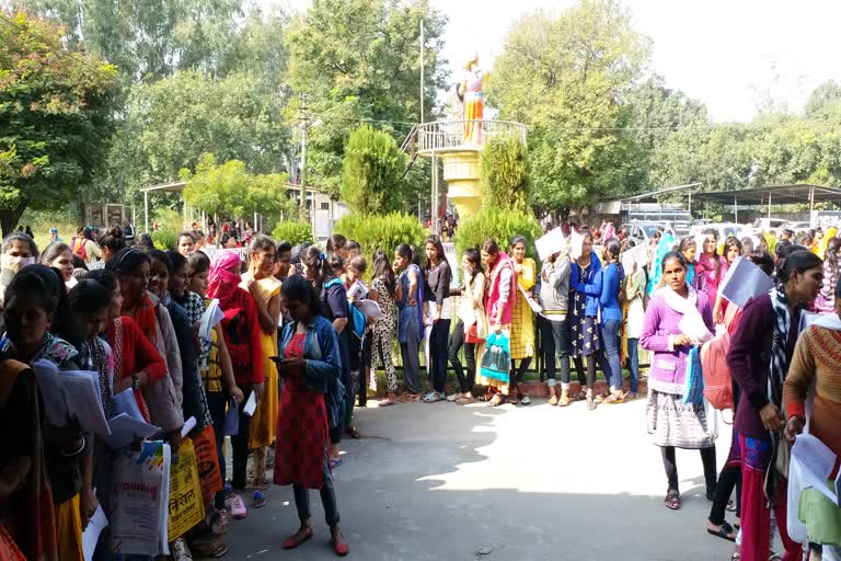 विकास शुल्क बढ़ाने पर छात्राओं का विरोध,  Students protest against increase in development fee