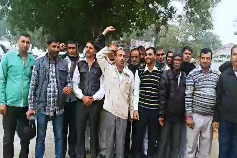 झुंझुनू प्रदर्शन खबर, जनता जल योजना कार्मिक, janta jal yojna employee protest, jhunjhunu hindi news, Jhunjhunu latest news, झुंझुनू लेटेस्ट न्यूज