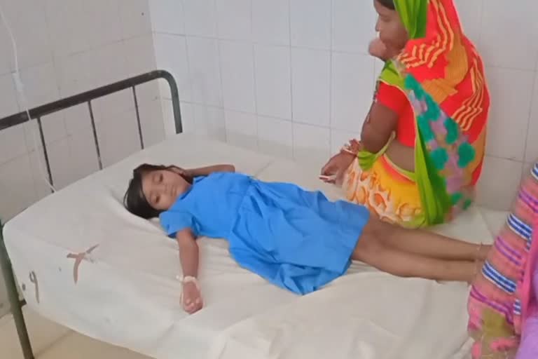 3 student got ill, student fall sick, consuming poisonous fruit, dhenkanal kamakhya nagar, ବିଷ ଫଳ ଖାଇ 3 ଛାତ୍ରଛାତ୍ରୀ ଅସୁସ୍ଥ, କାମାକ୍ଷାନଗର ଆଳୁତୁମା, ଢେଙ୍କାନାଳ ଖବର