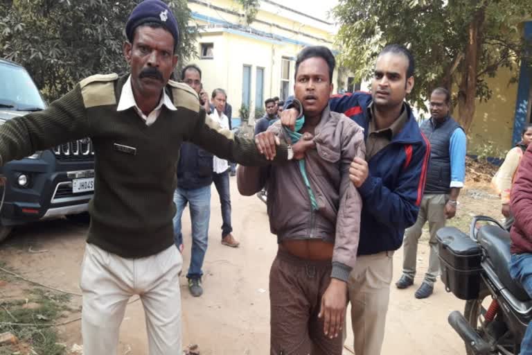 The prisoner tried to escape from the prison ward of Dumka medical college hospital