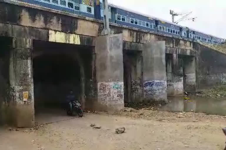 woman fell from the railway bridge