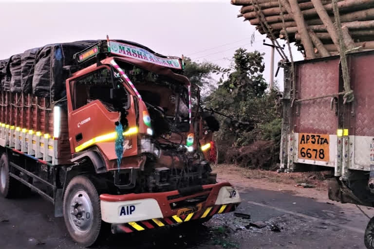 dcm van hits lorry, one man die, 8 members injured