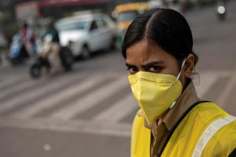 Delhi's air quality improves marginally after increase in wind speed  ഡൽഹി വായു മലിനീകരണം: ഗുണനിലവാര തോതിൽ നേരിയ തോതിൽ മെച്ചപ്പെട്ടു  delhi air pollution latest news  delhi air pollution news latest