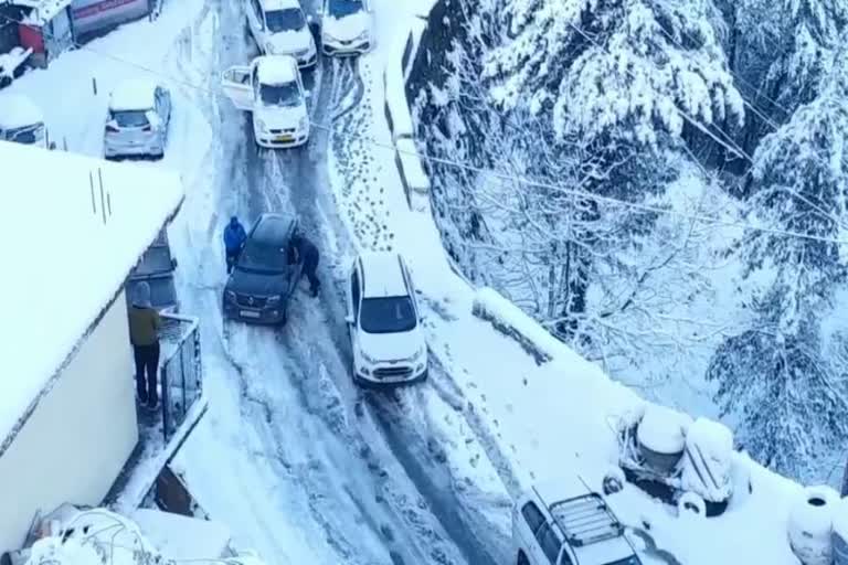 vehicles stuck in snow at Shimla