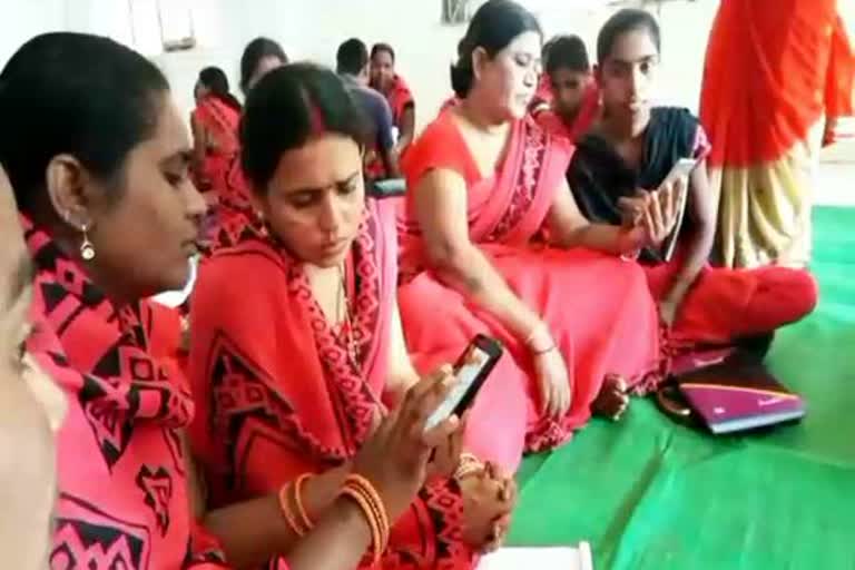 Mobile given to Anganwadi workers to campaign against malnutrition