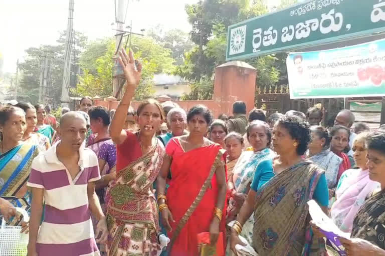 ladies fight for onions in vizianagaram dist parvathipuram