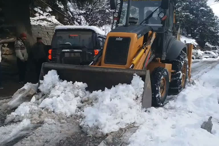 PWD department working to restore roads after heavy snowfall in Kinnaur, किन्नौर में भारी बर्फबारी के बाद सड़कों को बहाल करने में जुटा PWD विभाग