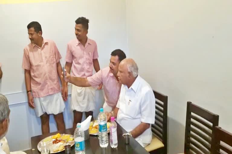 ಎಂಟಿಆರ್​ ಹೋಟೆಲ್​ನಲ್ಲಿ ಭೋಜನ ಸವಿದ ಸಿಎಂ, Cm yadiyurappa eat lunch in MTR hotel