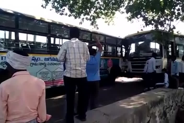 two buses hits in amaravathi