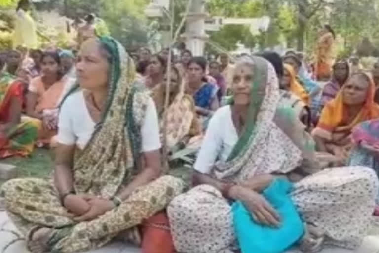 women agitation against goverment ration shopkeeper