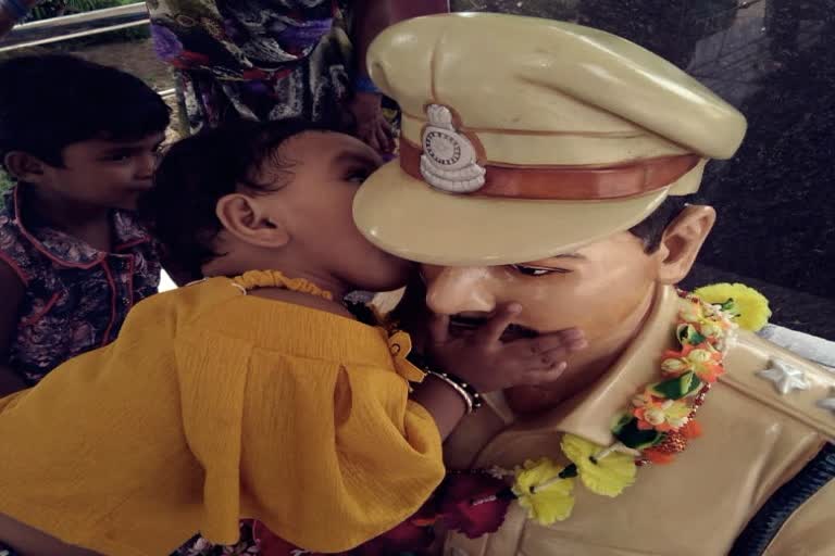 daughter hugged statue of martyr father in korba