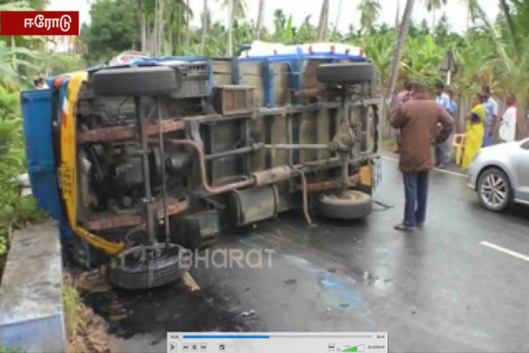 near gobichettipalayam 12 injured in a tempo accident