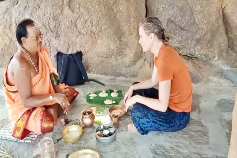 ತಾಯಿಗೆ ಪಿಂಡ ಪ್ರಧಾನ ಮಾಡಿದ ವಿದೇಶಿ ಮಹಿಳೆ, Foriegn lady did last rights of her mother