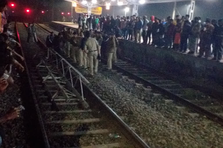 coromandel express stopped near panskura station