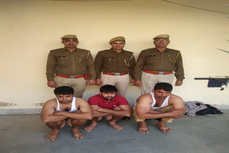 Alwar News, पुलिस टीम पर जानलेवा हमला, जागीवाडा पुलिस पर जानलेवा हमला, मुण्डावर में पारिवारिक झगड़ा, तीन आरोपी गिरफतार, rajasthan news