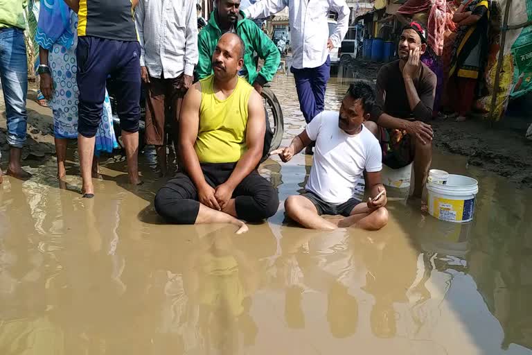 people-sitting-on-the-streets-in-the-water-in-bhopal