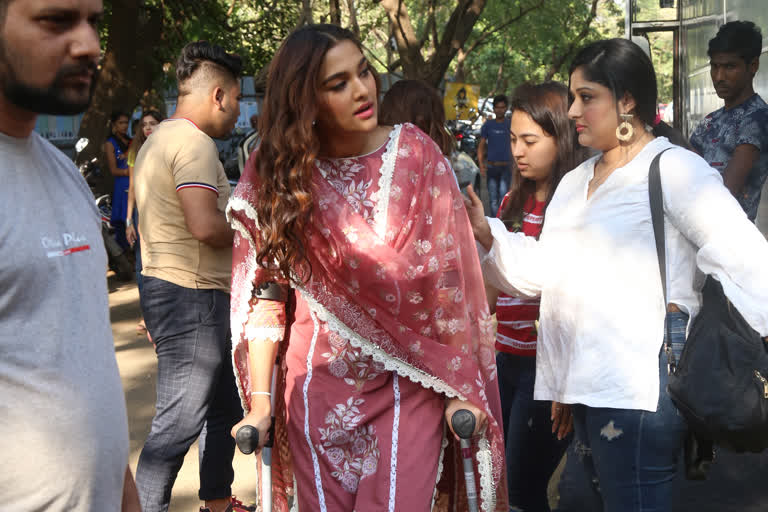 Injured Saiee Manjrekar arrives with crutches at Dabanng 3 promotions