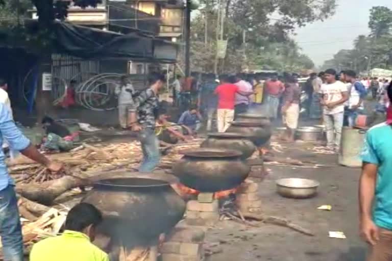 মধ্যমগ্রামে টায়ার জ্বালিয়ে বিক্ষোভ