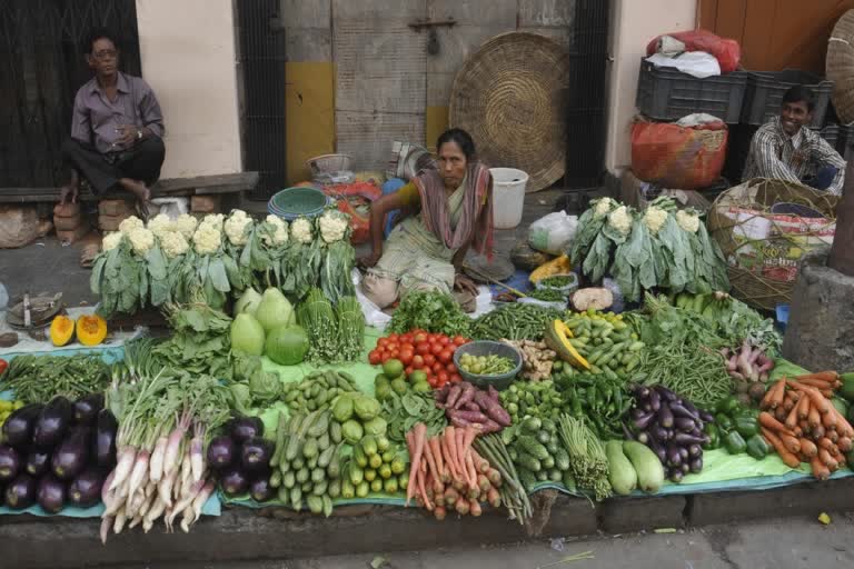 business news, vegetable price hike, कारोबार न्यूज, सर्दी की शुरुआत के बाद भी ठंडा नहीं पड़ा सब्जियों का दाम