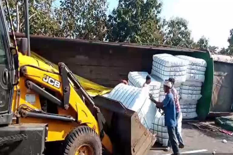 truck full of groceries overturned