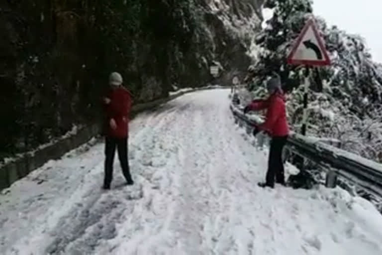 tourists-started-reaching-nainital-to-enjoy-snowfall